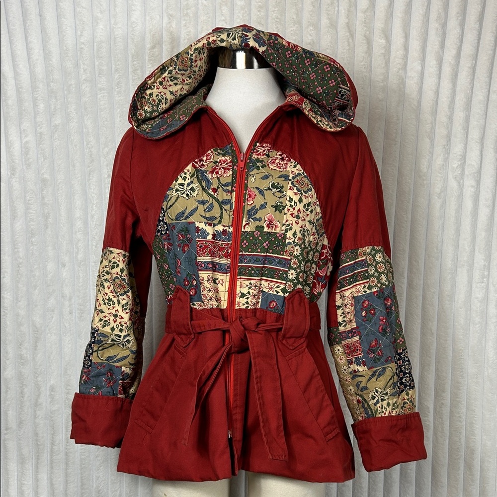 Vintage 1970s patchwork quilted cotton hooded jacket. Boho quilted Prairie S